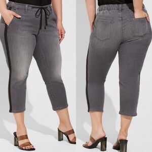Torrid | Crop Pull-On Weekend Straight Super Soft Mid-Rise Jean (Size 6)